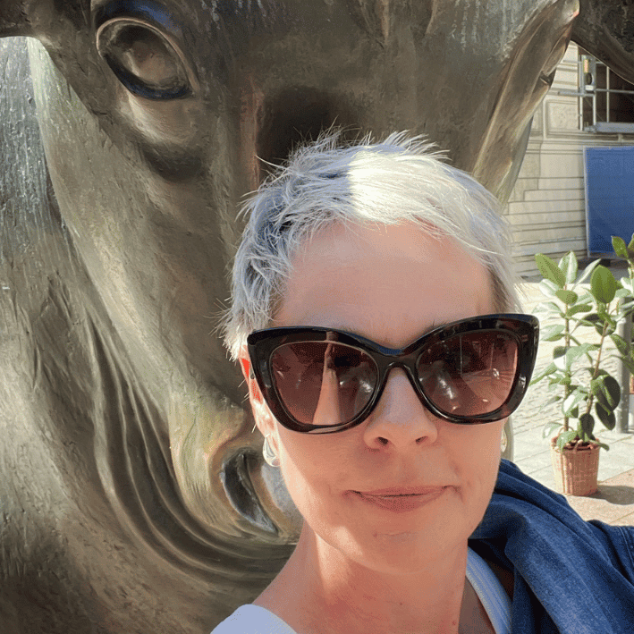 jahresrueckblick-2025-bettina-sturm-frankfurter-boerse-bulle Jahresrückblick 2025: Bettina Sturm an der Frankfurter Börse beim Bullen