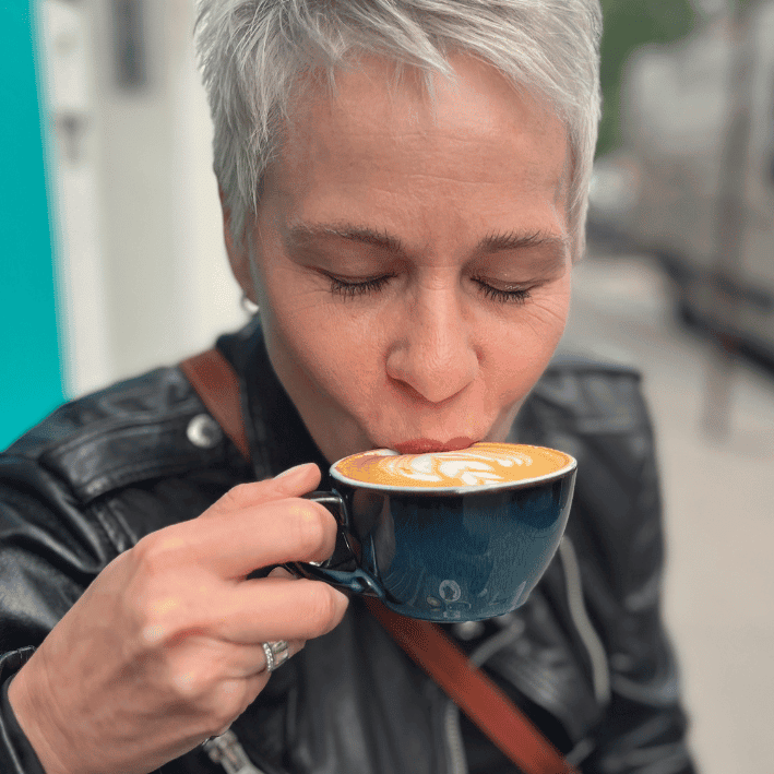 jahresrueckblick-2025-bettina-sturm-kaffee-moment Jahresrückblick 2025: Bettina Sturm trinkt Kaffee und genießt den Moment
