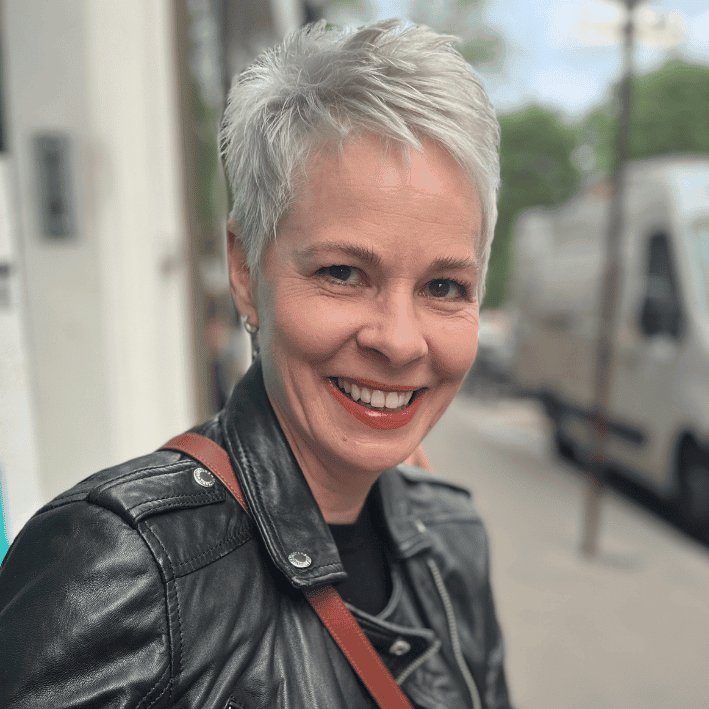 jahresrueckblick-2025-bettina-sturm-portrait-laechelnd Jahresrückblick 2025: Bettina Sturm lächelt selbstbewusst