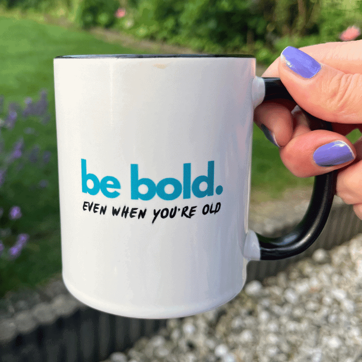 jahresrueckblick-2025-midlifekomplizin-be-bold-tasse Jahresrückblick 2025: Tasse von Bettina Sturm – MidlifeKomplizin mit der Aufschrift Be bold even when you are old